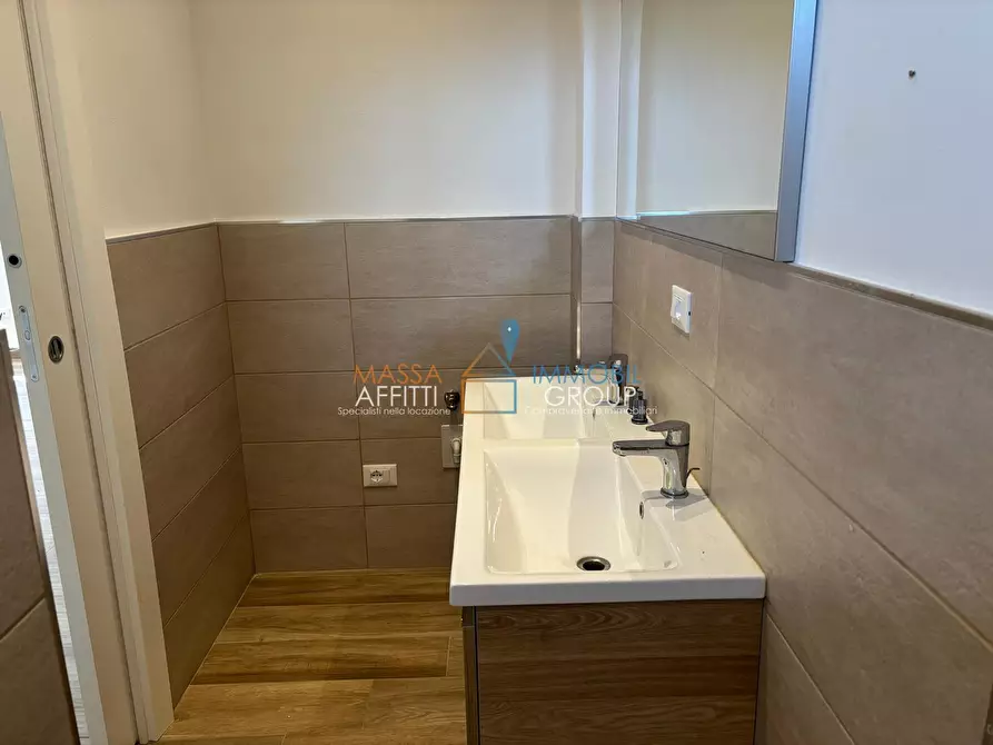 Immagine 15 di Bilocale in affitto  in Via dei Colli 131 a Massa