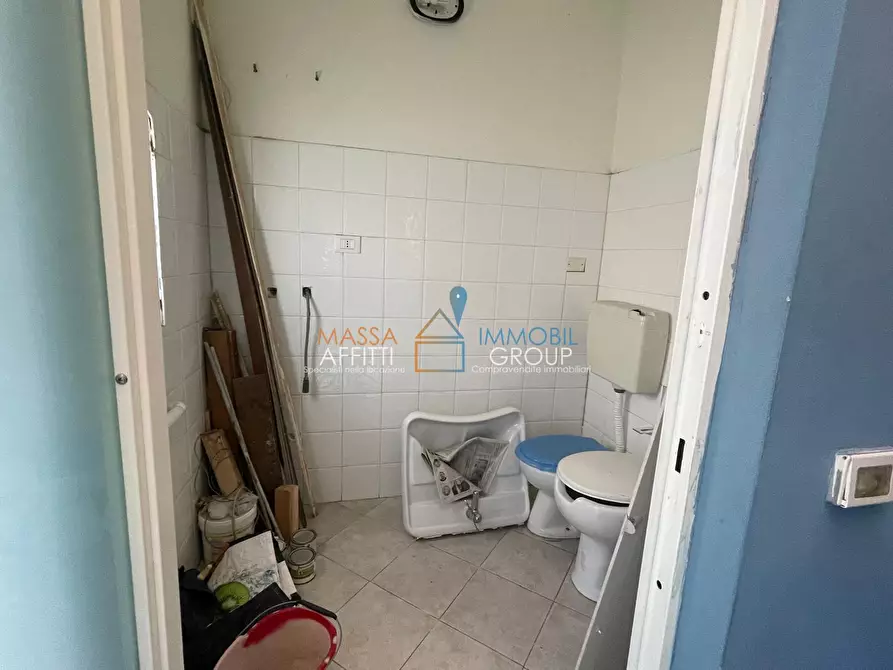 Immagine 18 di Locale commerciale in affitto  in Piazza Aranci 22 a Massa