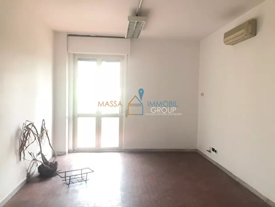 Immagine 13 di Ufficio in affitto  in Via Democrazia 3 a Massa