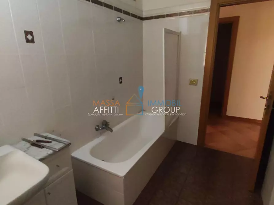 Immagine 10 di Quadrilocale in vendita  in Viale Eugenio Chiesa 6 a Massa