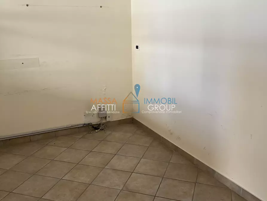 Immagine 5 di Locale commerciale in affitto  in Via Democrazia 42 a Massa
