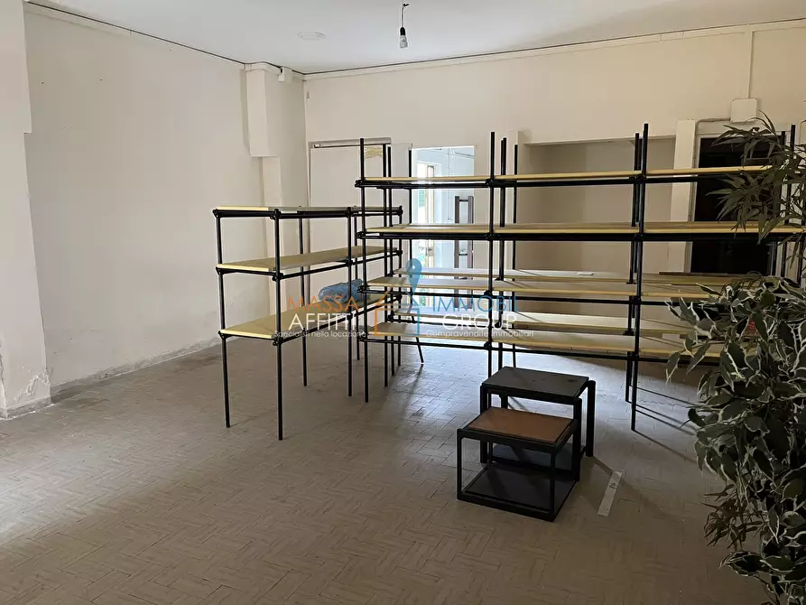 Immagine 3 di Locale commerciale in vendita  in Via Amatore Sciesa 5 a Massa