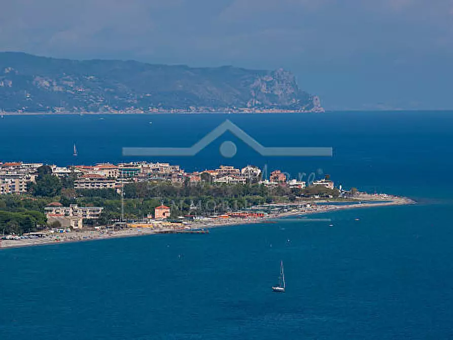 Immagine 2 di Trilocale in vendita  in VIA  DELLA COSTITUZIONE 16 a Albenga