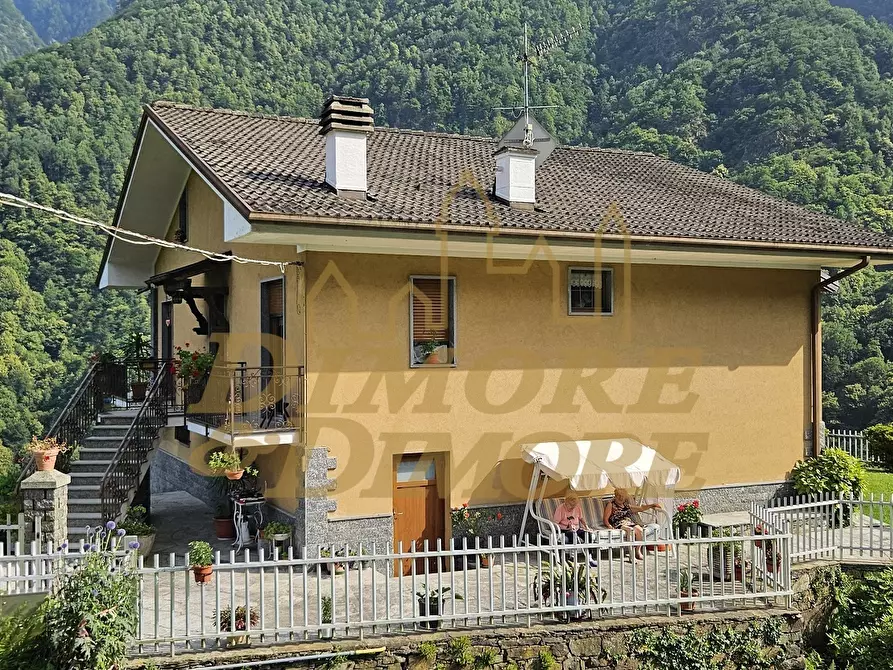 Immagine 3 di Villa in vendita  a Calasca-Castiglione