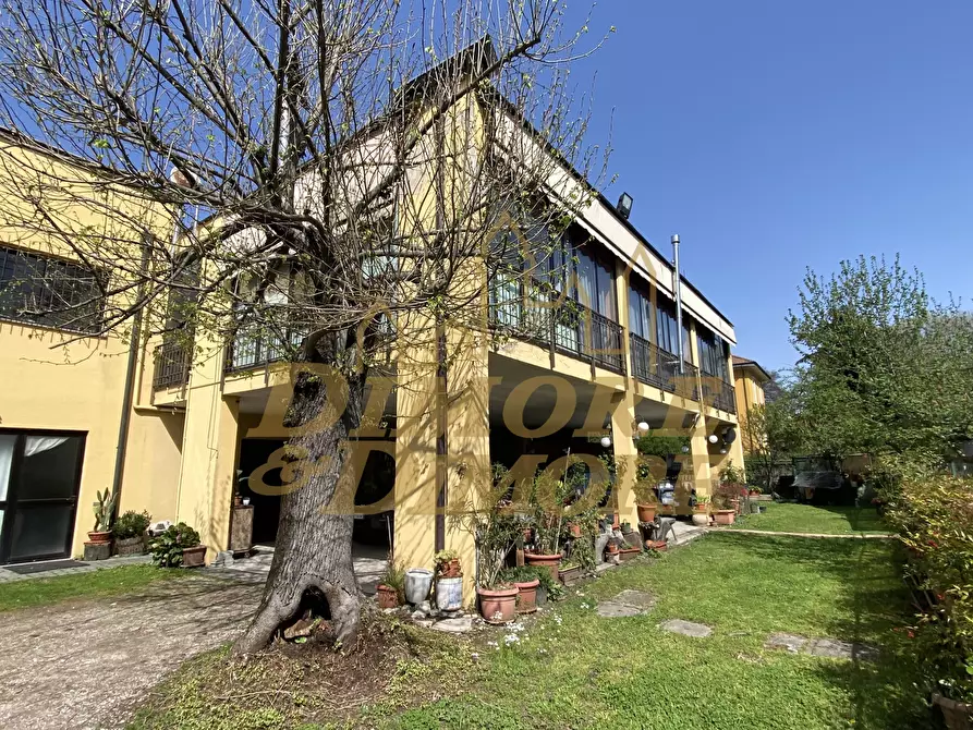 Immagine 2 di Showroom in vendita  a Castelletto Sopra Ticino