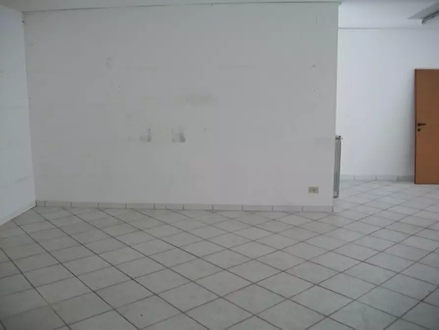 Immagine 9 di Locale commerciale in affitto  in VIA I.SILONE a Lanciano