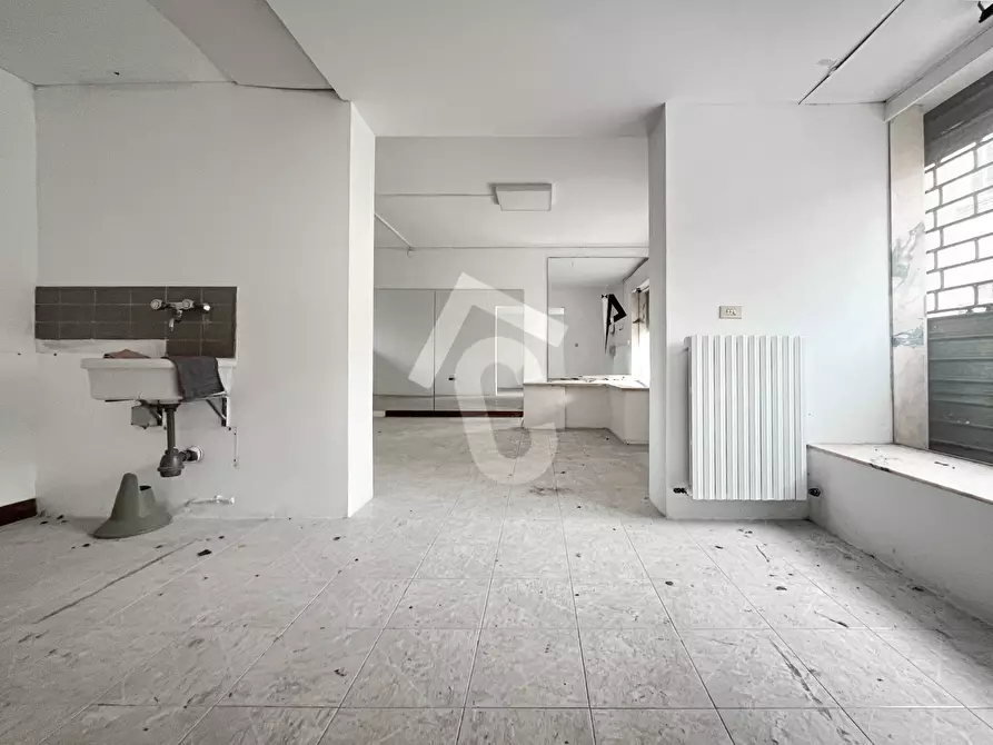 Immagine 4 di Locale commerciale in vendita  a Jesi