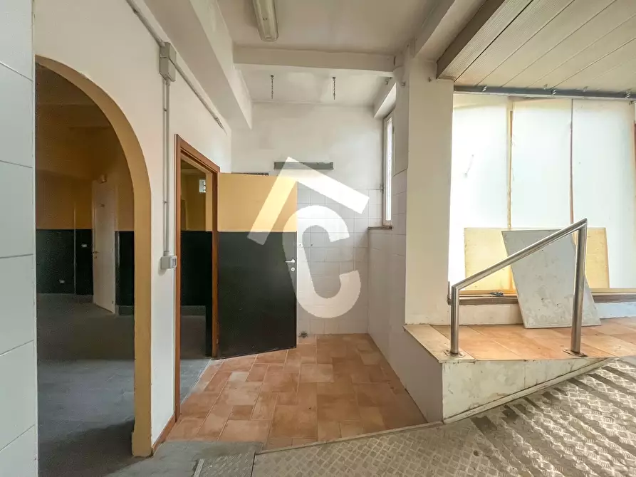 Immagine 12 di Locale commerciale in vendita  a Jesi