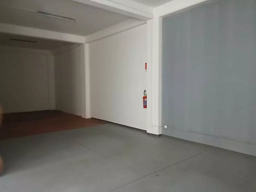 Immagine 3 di Locale commerciale in affitto  a Aci Bonaccorsi