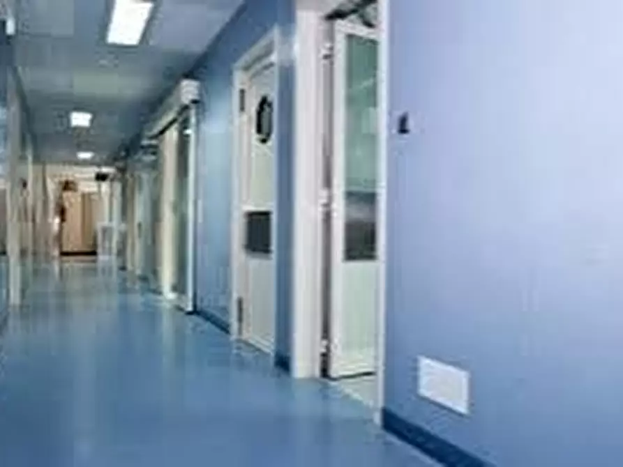 Immagine 2 di Locale commerciale in vendita  a Sant'agata Li Battiati