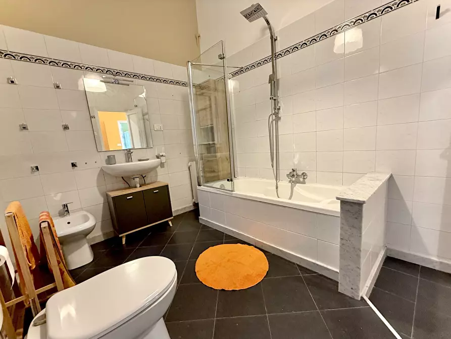 Immagine 41 di Pentalocale in vendita  in Via Fieschi a Genova