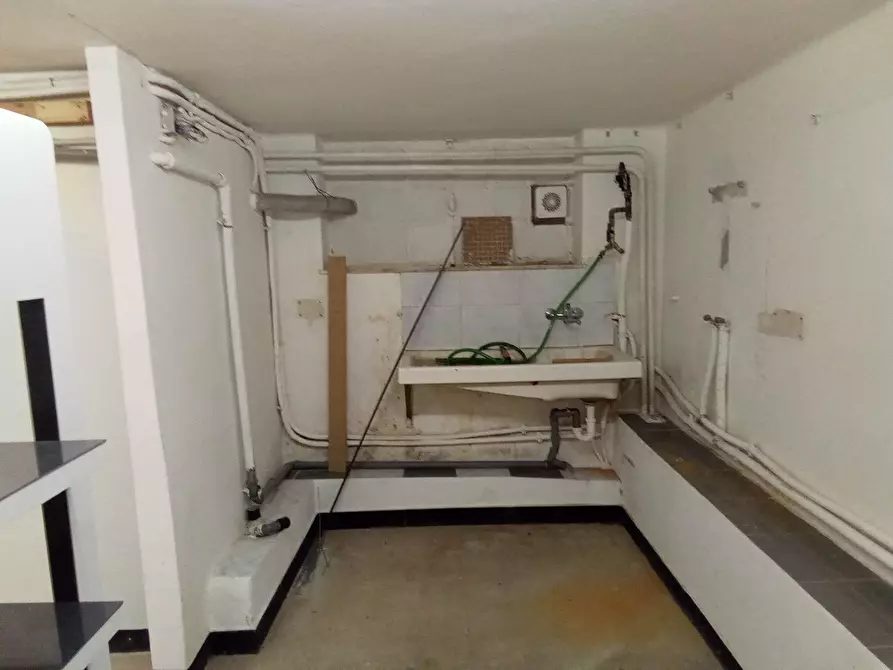 Immagine 17 di Locale commerciale in affitto  in Piazza della Nunziata 21 R a Genova