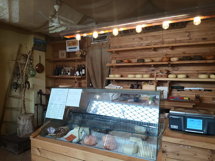 Immagine 3 di Attività commerciale in vendita  in Strada per Chianciano 3 a Montepulciano