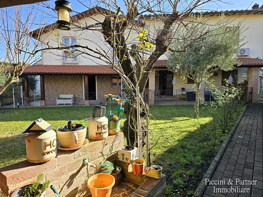 Immagine 1 di Casa bifamiliare in vendita  in Piazzale Umbria a Castiglione Del Lago