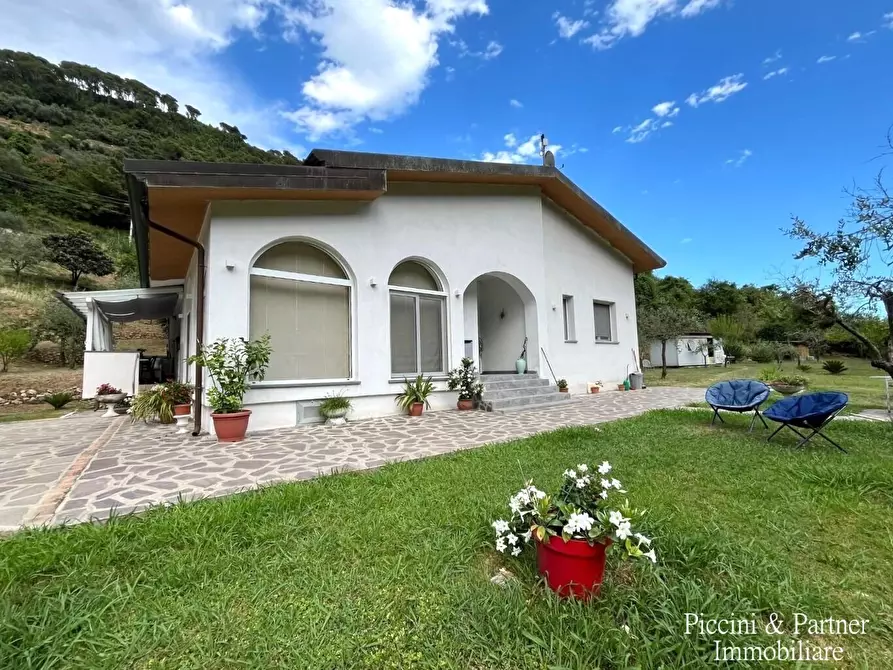 Immagine 1 di Villa in vendita  in Via Giovan Pietro Vitali a Massa