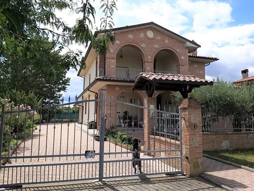 Immagine 1 di Villa in vendita  in Via Saragat 18 a Castiglione Del Lago