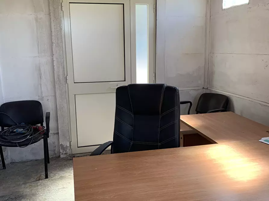 Immagine 3 di Attività artigianale in affitto  a Pietrasanta