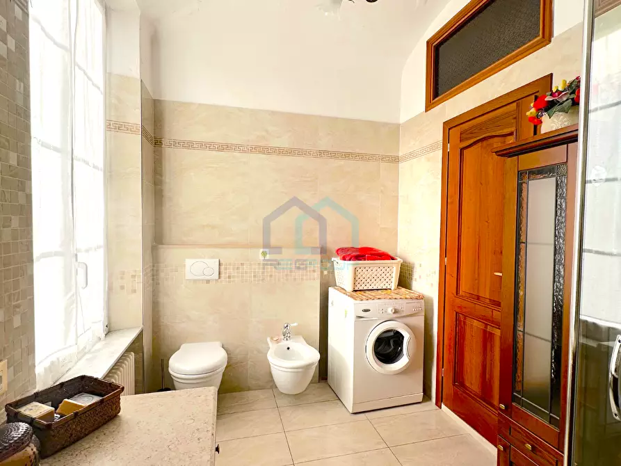 Immagine 13 di Pentalocale in vendita  in Via Piave 25 a Savona