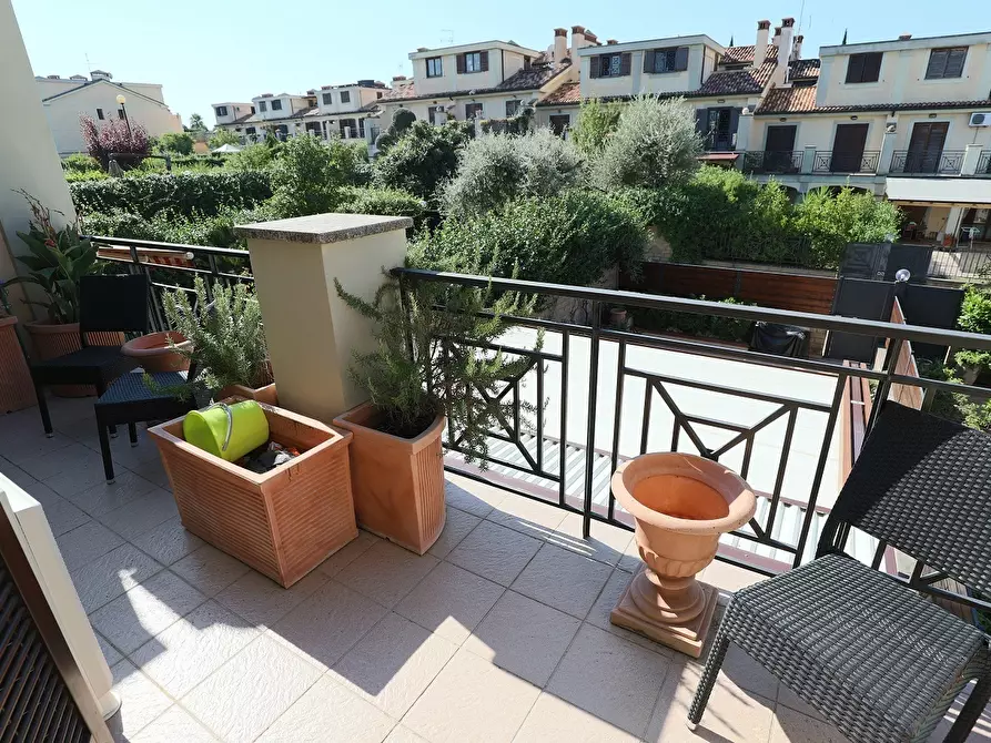 Immagine 31 di Villa in vendita  in Via di Marco Simone 80 a Guidonia Montecelio