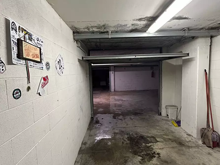 Immagine 4 di Garage in vendita  in Via Baracca a Firenze