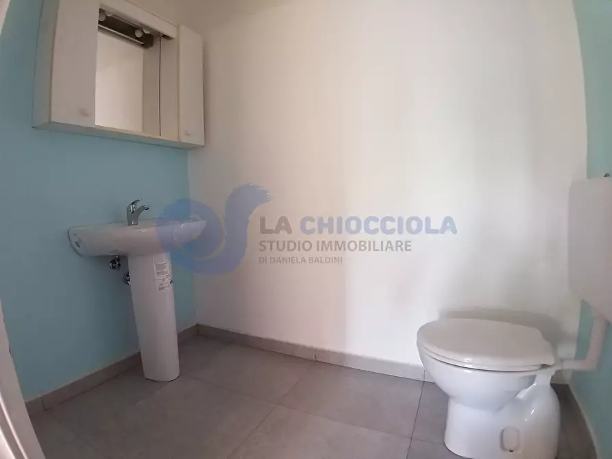 Immagine 18 di Locale commerciale in affitto  a Bologna