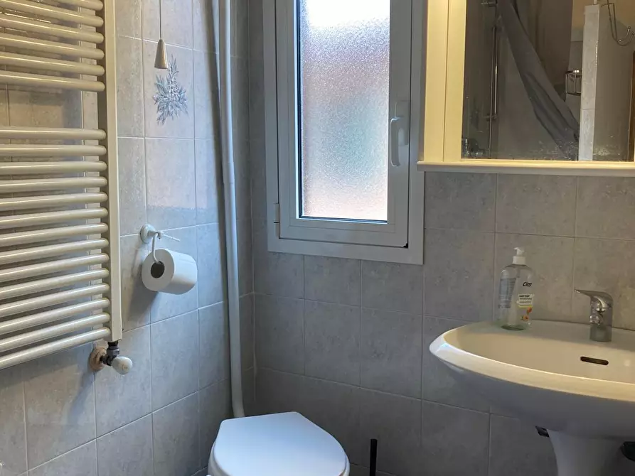 Immagine 36 di Trilocale in affitto  a Bologna