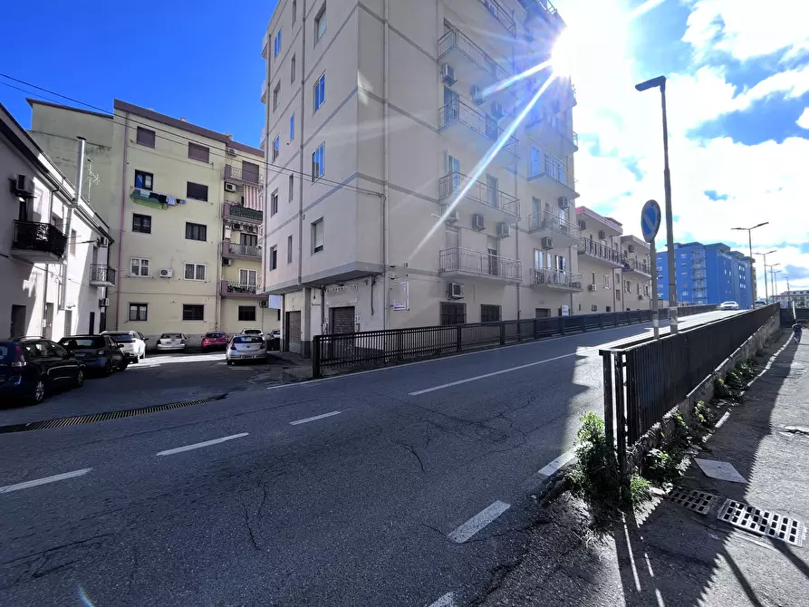 Immagine 5 di Locale commerciale in vendita  in Viale Crotone 1 a Catanzaro