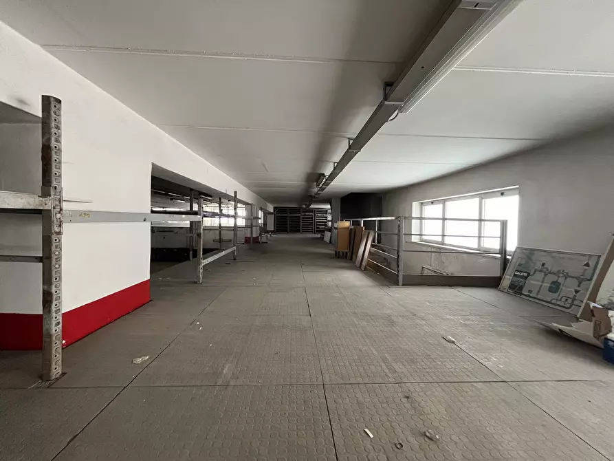 Immagine 2 di Magazzino in affitto  in Viale della Valle Lucrezia 50 a Catanzaro