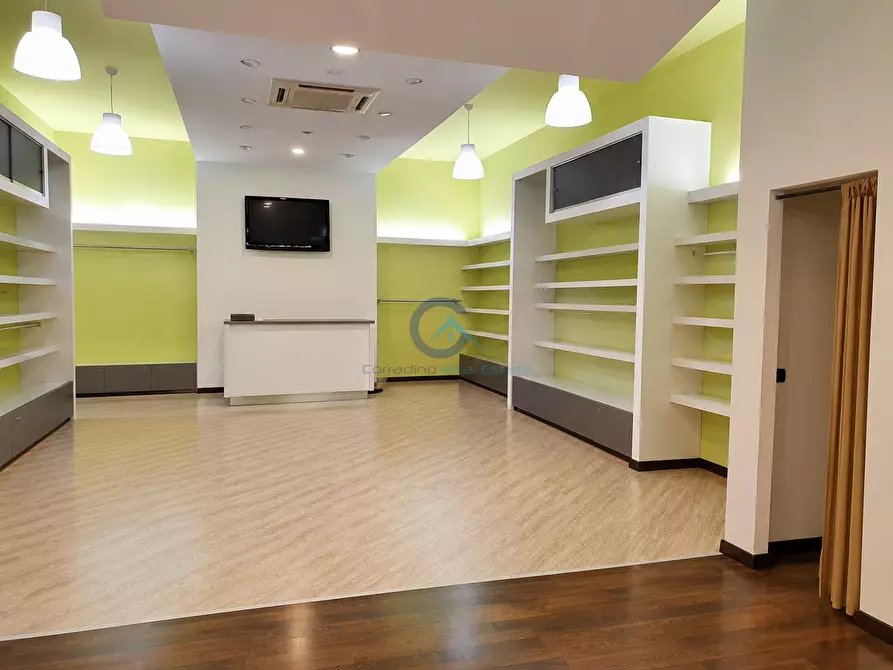 Immagine 3 di Locale commerciale in vendita  in Viale Crotone 37 a Catanzaro