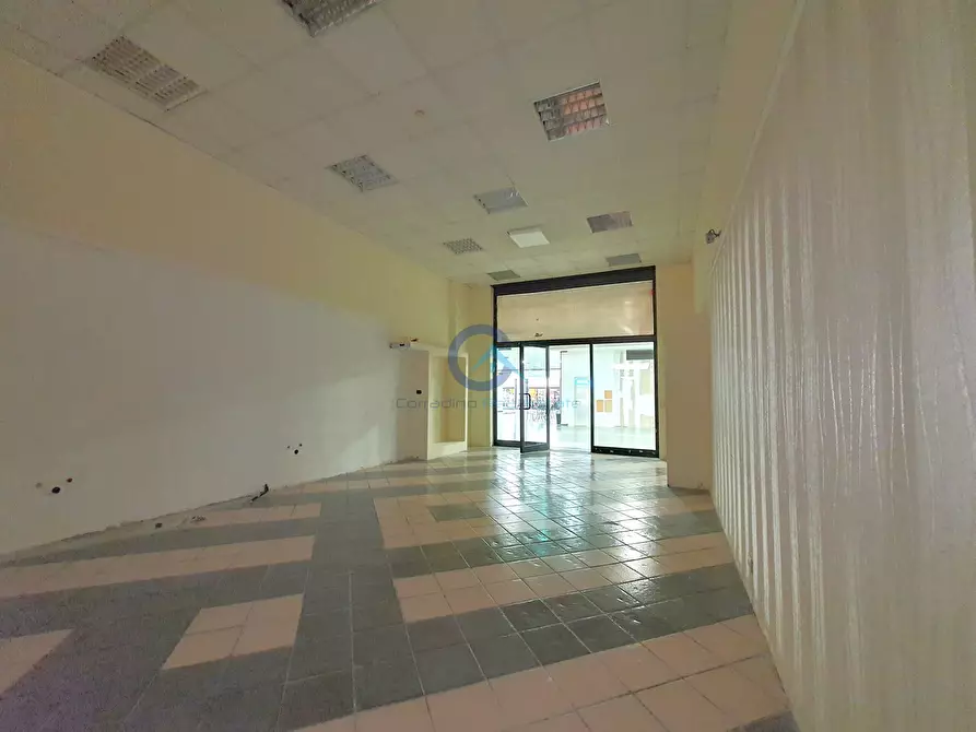 Immagine 10 di Locale commerciale in affitto  in Viale Magna Grecia 284 a Catanzaro