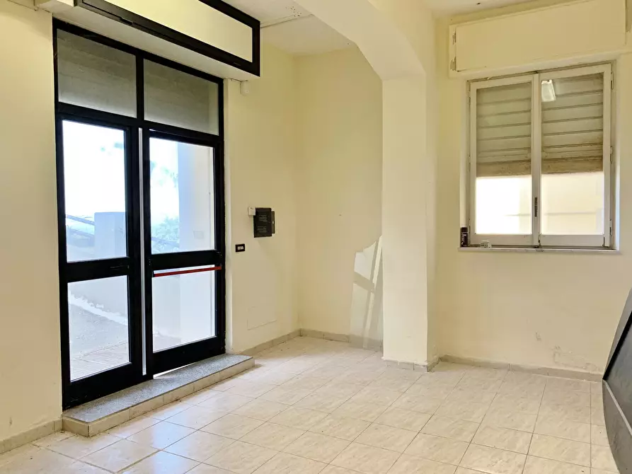 Immagine 17 di Magazzino in vendita  a Catanzaro