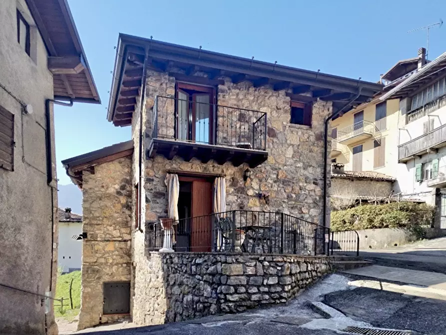 Immagine 1 di Porzione di casa in vendita  in Via Navono 1 a Pertica Alta
