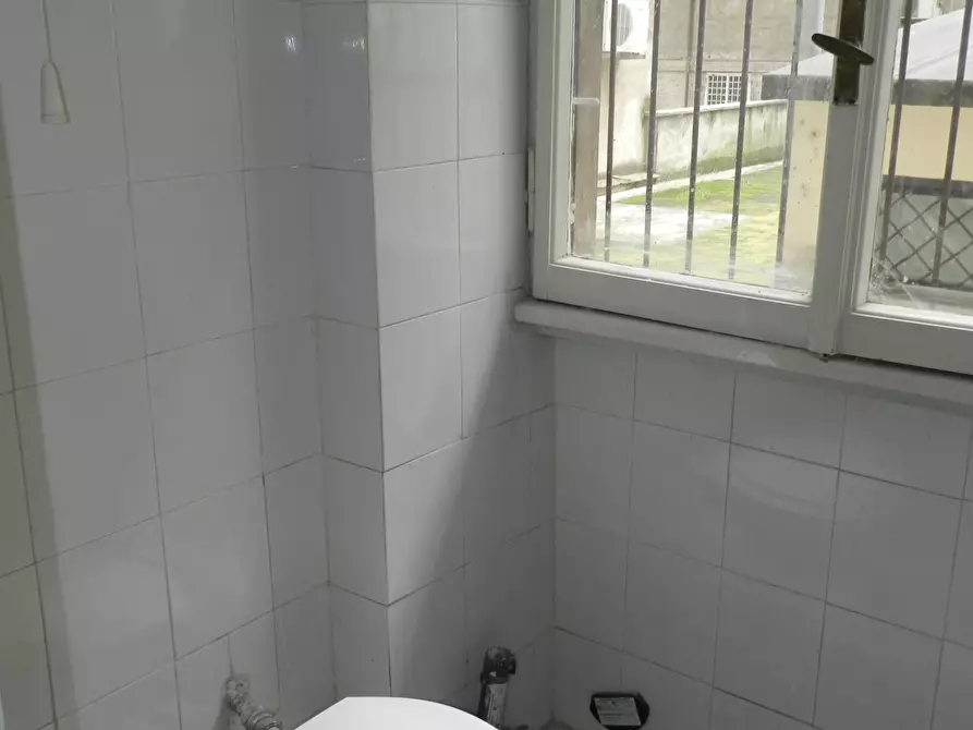 Immagine 8 di Locale commerciale in affitto  in Via dei Campi Flegrei 47 a Roma