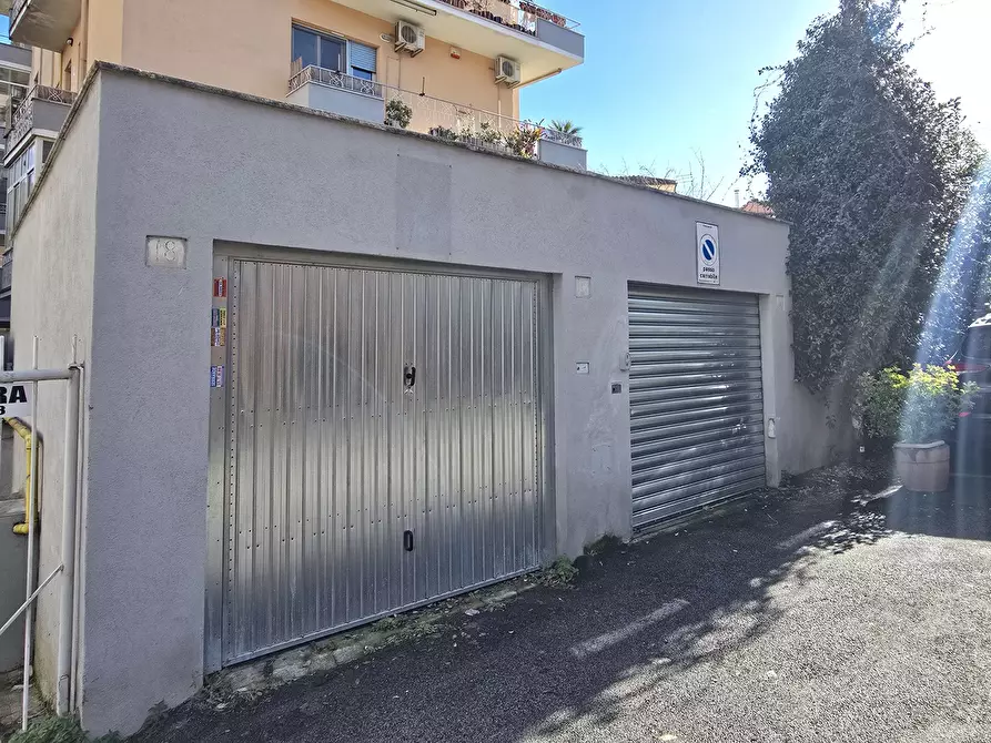 Immagine 3 di Garage in vendita  in Via delle Egadi 16 a Roma