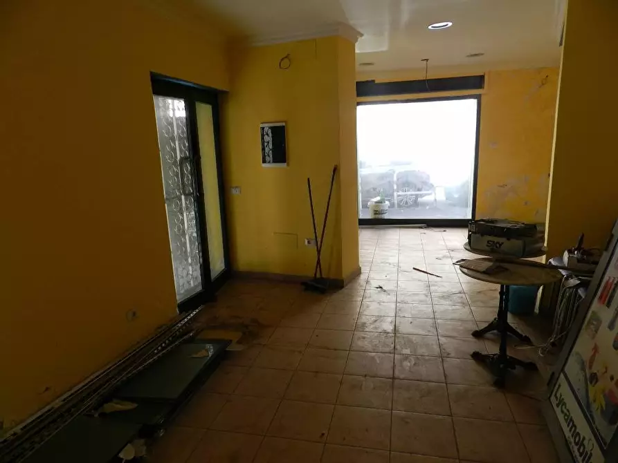 Immagine 6 di Locale commerciale in vendita  in via degli abeti a Roma