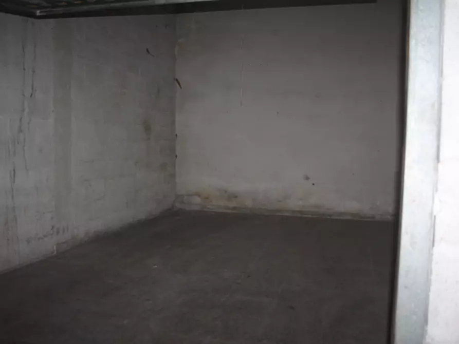 Immagine 2 di Garage in vendita  in Via Necropoli Grotticelle 25 a Siracusa
