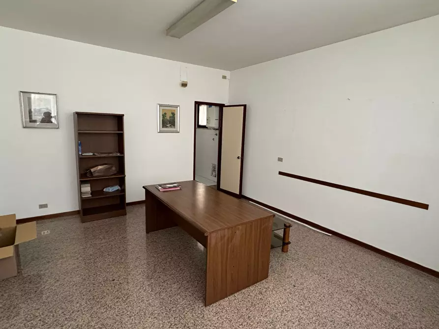 Immagine 11 di Ufficio in affitto  a Pescara