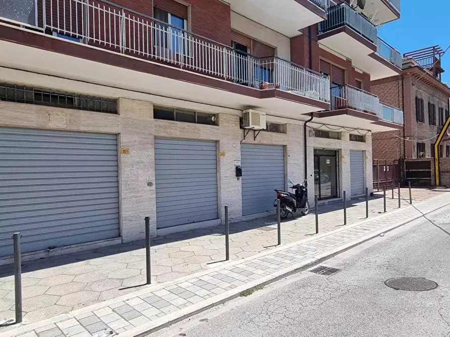 Immagine 1 di Locale commerciale in affitto  a Pescara