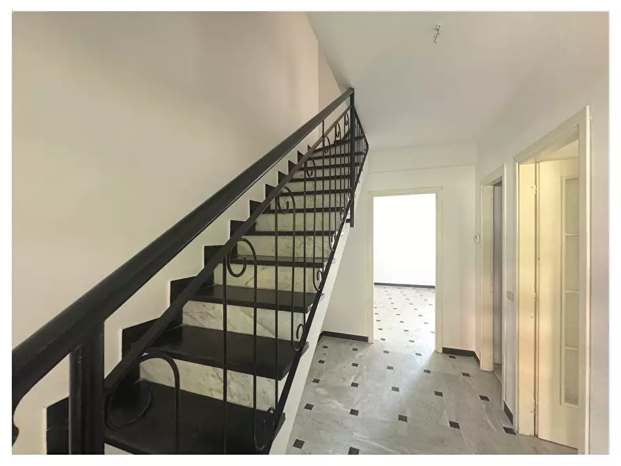 Immagine 6 di Quadrilocale in vendita  a Rapallo