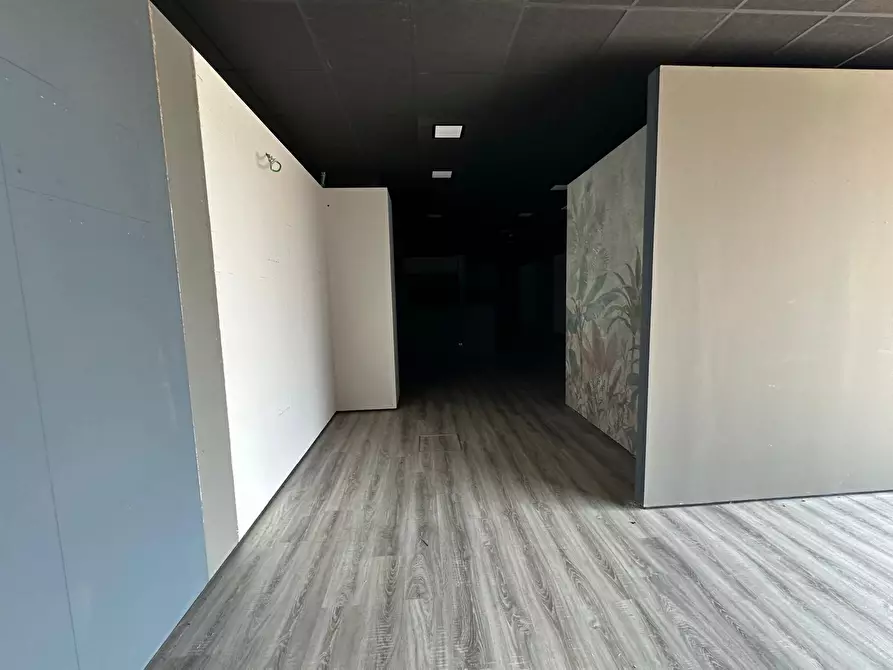 Immagine 6 di Locale commerciale in affitto  a Fiano Romano