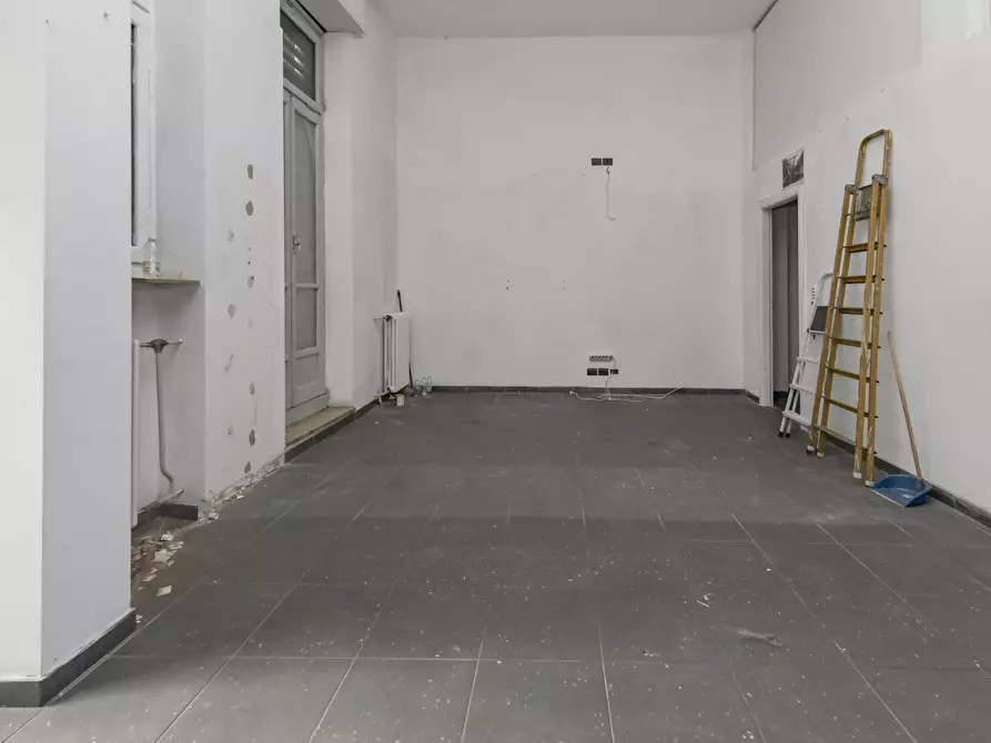 Immagine 10 di Locale commerciale in vendita  in via emanuel 22 a Torino