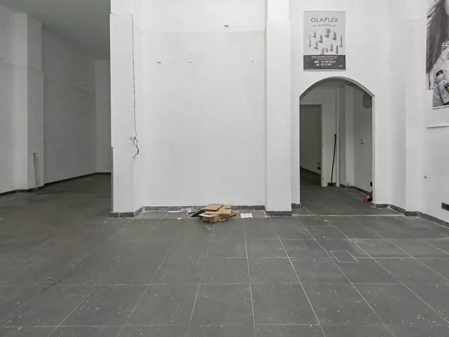 Immagine 2 di Locale commerciale in vendita  in via emanuel 22 a Torino