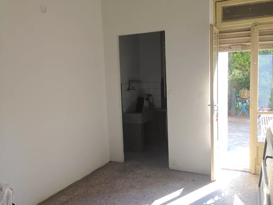 Immagine 4 di Locale commerciale in vendita  in Via Fratelli Garrone 51 a Torino