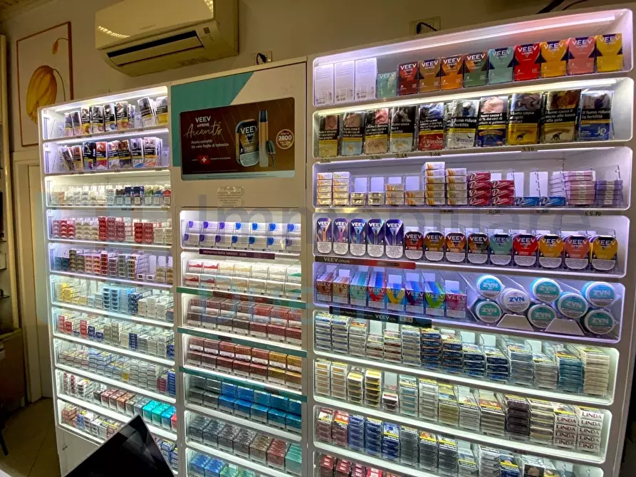 Immagine 9 di Tabaccheria in vendita  a Bologna