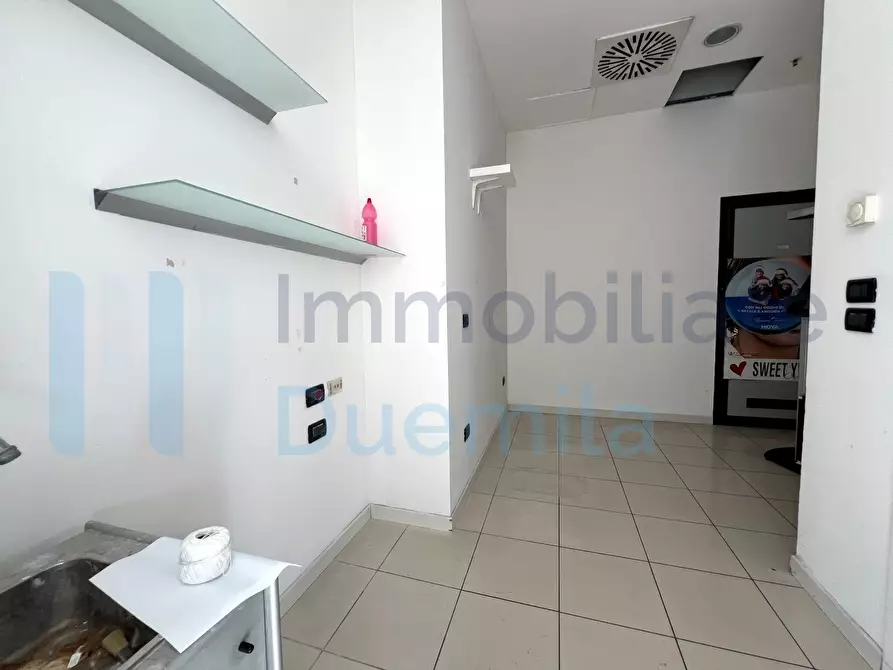 Immagine 8 di Locale commerciale in affitto  a Bologna