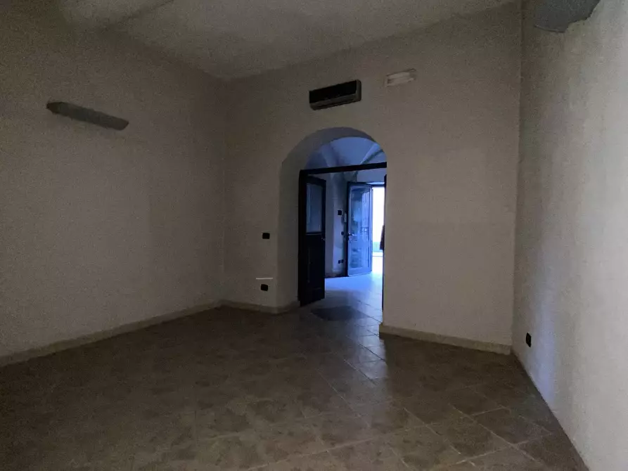 Immagine 9 di Locale commerciale in vendita  a Savona