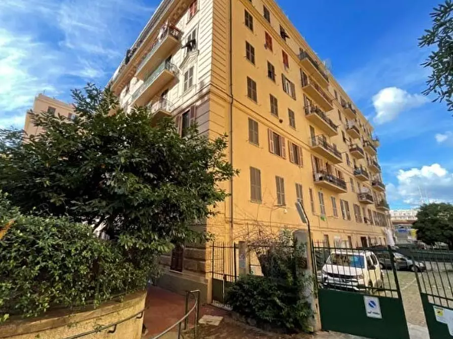 Immagine 1 di Pentalocale in vendita  in Piazza Gaetano Alimonda 3 a Genova