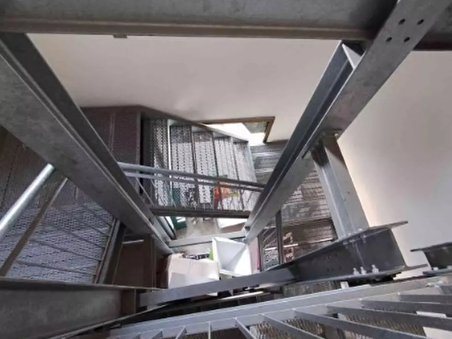 Immagine 10 di Showroom in vendita  in Corso Giuseppe Garibaldi 177 a Gattinara