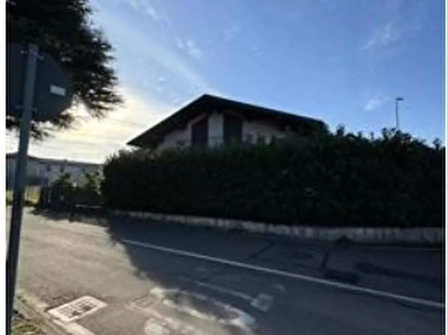 Immagine 1 di Villa in vendita  in Via Giuseppe Mazzini 65 a Besana In Brianza