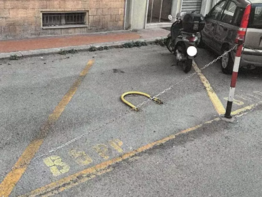 Immagine 1 di Garage in vendita  in Via Luigi Gherzi snc a Genova